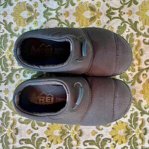 REI Kids Charcoal Camp Dreamer Slip-Ons, Slippers, Camp Shoes Size 1Y